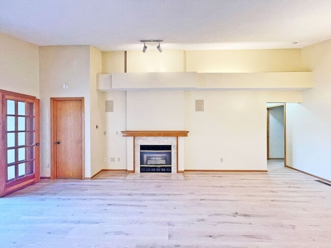 Building Photo - Luxury Maintenance-Free **One-Level Living...