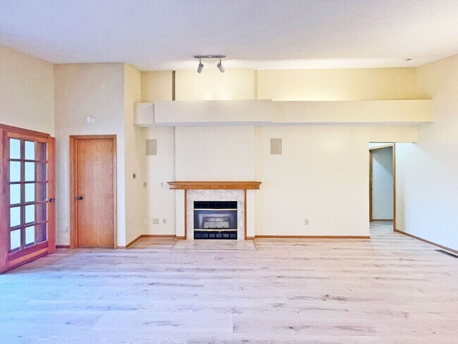 Foto del edificio - Luxury Maintenance-Free **One-Level Living** on Pond, Fireplace, Great Room, Primary Suite, Offic...