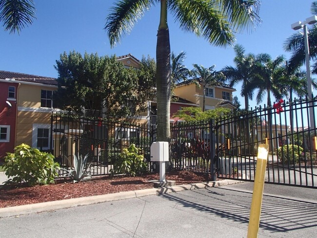 Building Photo - 2208 Shoma Dr