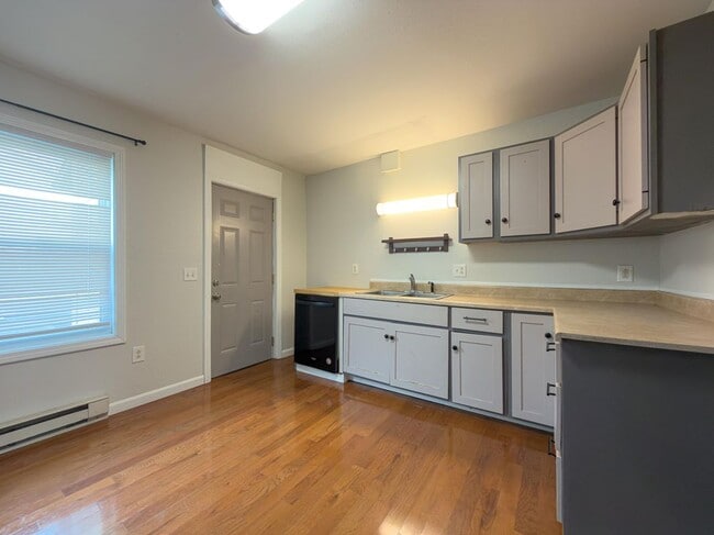 Building Photo - 31-33-33 Saranac St