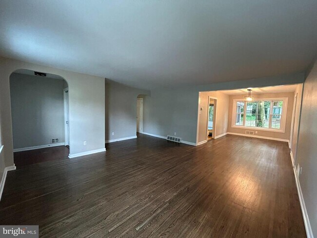 Building Photo - 2100 Chestnut Ln