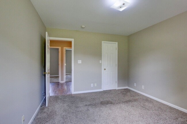 Foto del edificio - Hurry.  3 bed 2 bath 1 car under $1400