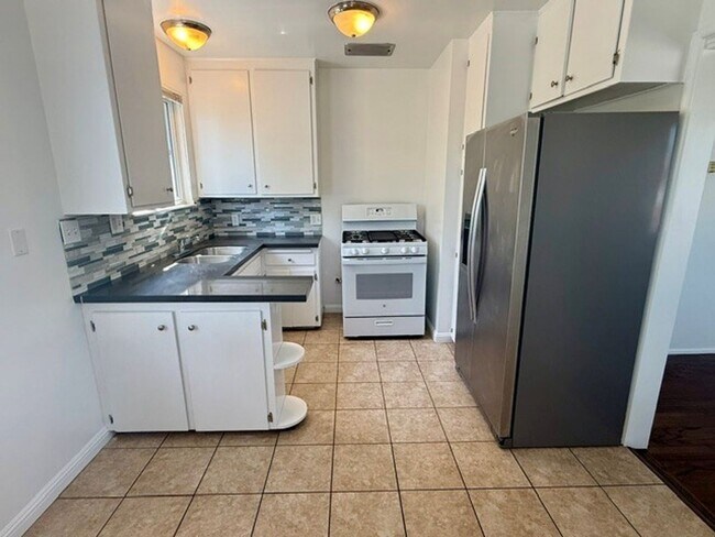 Foto del edificio - 482-482 Almond Ave