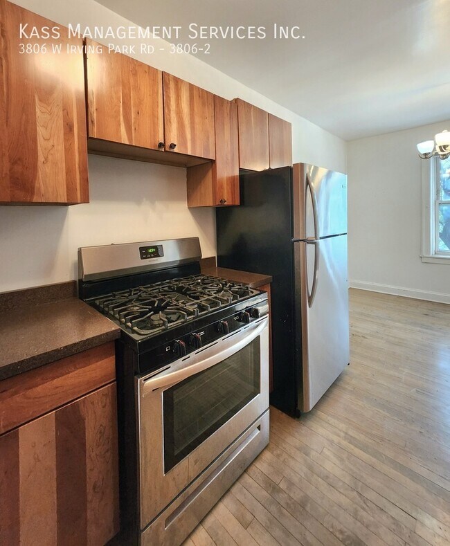 Foto del edificio - 3806 W Irving Park Rd