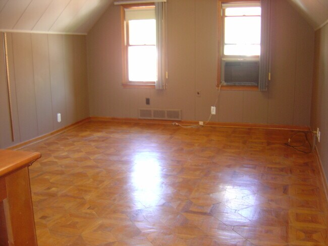 Building Photo - ADORABLE & READY TO RENT- 3 BED, 2 BATH BR...