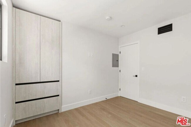 Foto del edificio - 1450 S Crescent Heights Blvd