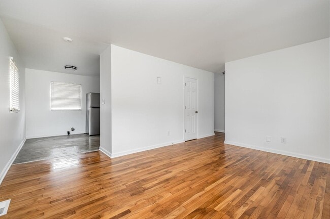 Building Photo - 825 Norwood Dr