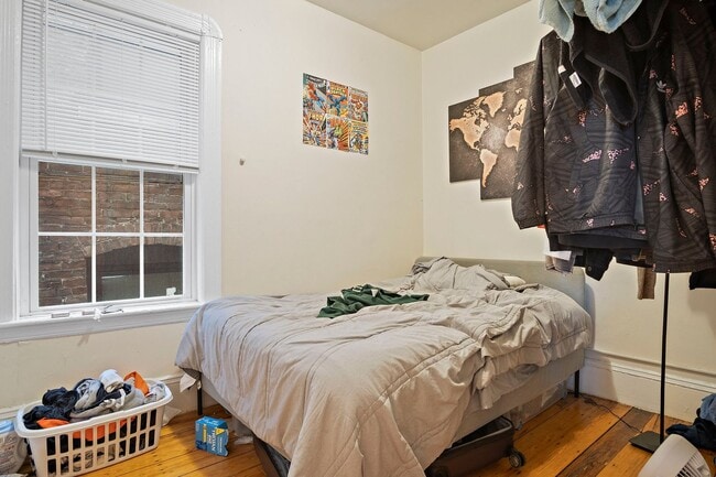 Building Photo - Charming 4 Bedroom-No Broker Fee