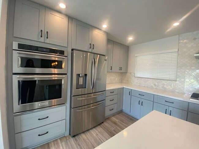 Foto del edificio - 4 bedroom 2.5 bath recently renovated home...