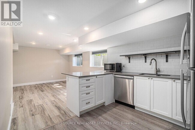 Building Photo - 17 Overlake Dr