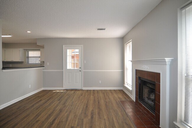 Foto del edificio - Spacious 4-Bedroom, 2-Bathroom Townhome in Grand Prairie!