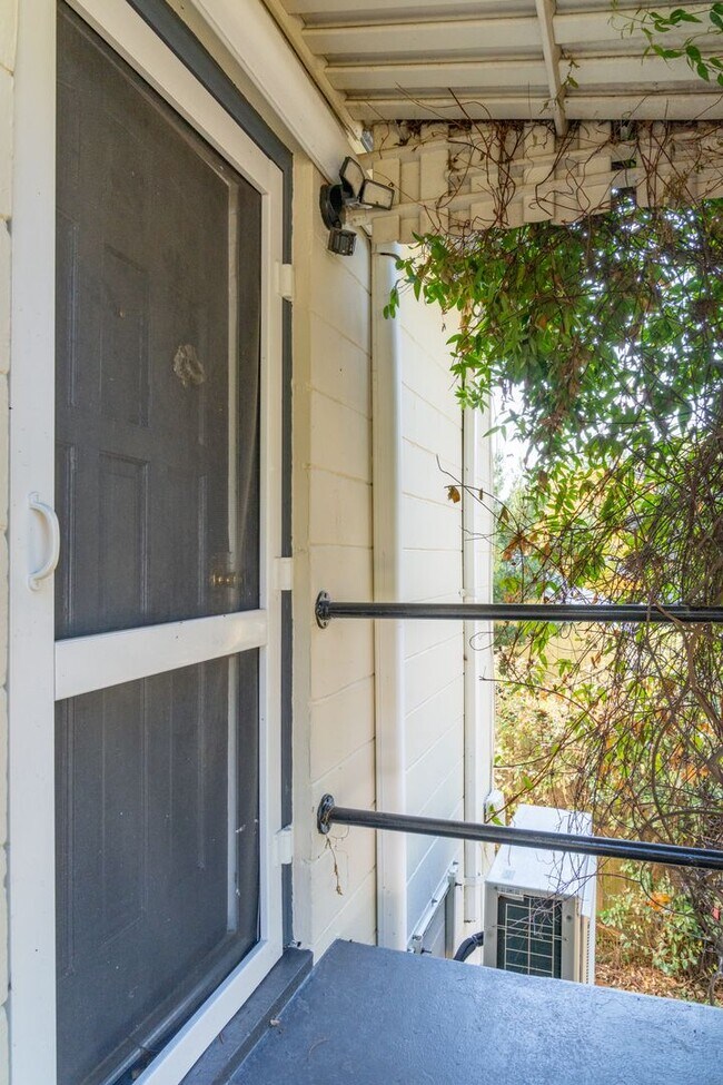Foto del edificio - Quaint One BR Frog Rental - Steps from Park Circle with Private Yard!