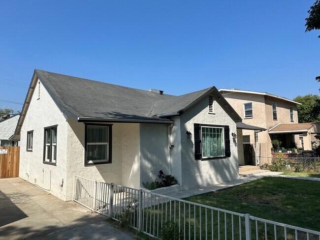 Foto del edificio - Coming Soon Modesto Renovated 3 Bedroom 1 ...