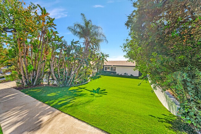 Foto del edificio - 5565 Ostin Ave