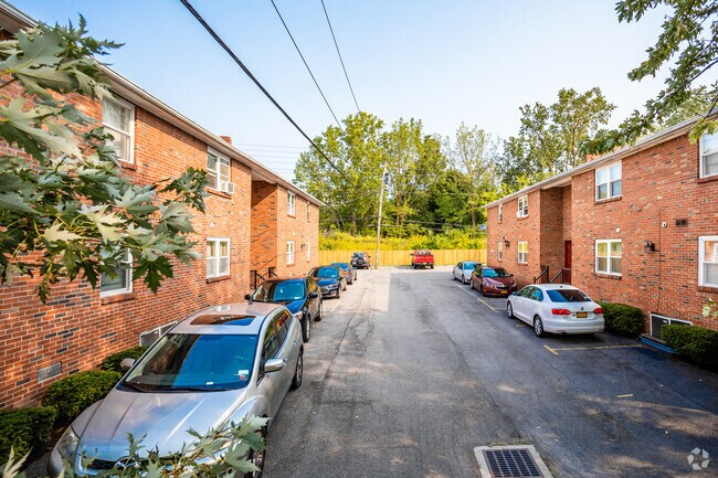 Vista a la calle de los apartamentos - 576-578 Taunton Pl