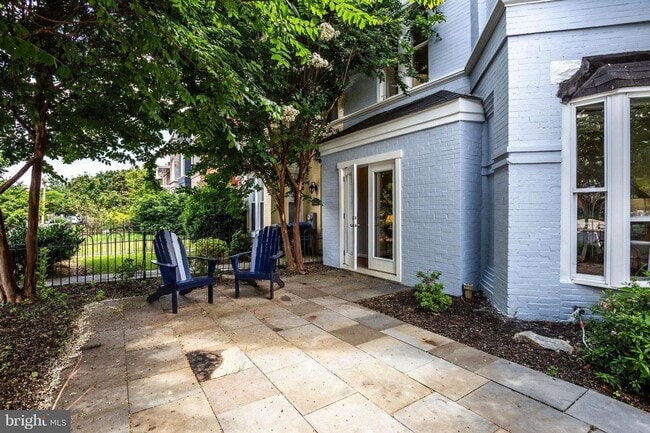 Building Photo - CORNER UNIT WITH PATIO AND YARD