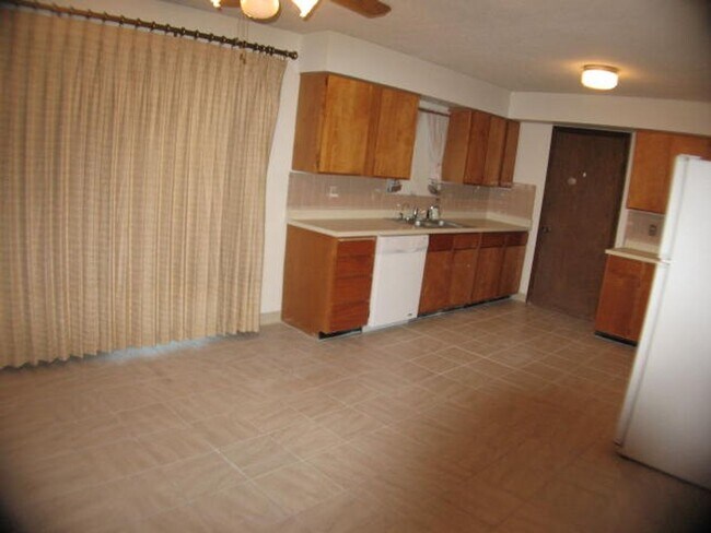 Building Photo - ALL PROSPECTIVE TENANTS MUST SUBMIT A $58 NON-REFUNDABLE APPLICATION FEE PER APPLICANT ONLINE AND...