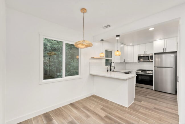 Building Photo - 5370 Moddison Ave