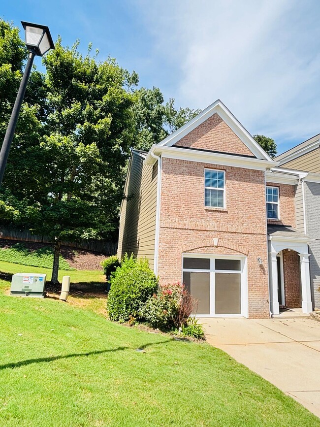 Building Photo - 5260 Sherwood Way