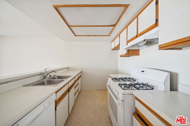 Foto del edificio - 1519 N Martel Ave