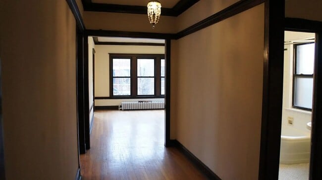 Building Photo - 2428 N Sawyer Ave