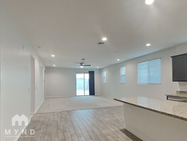 Foto del edificio - 815 N 109th Dr