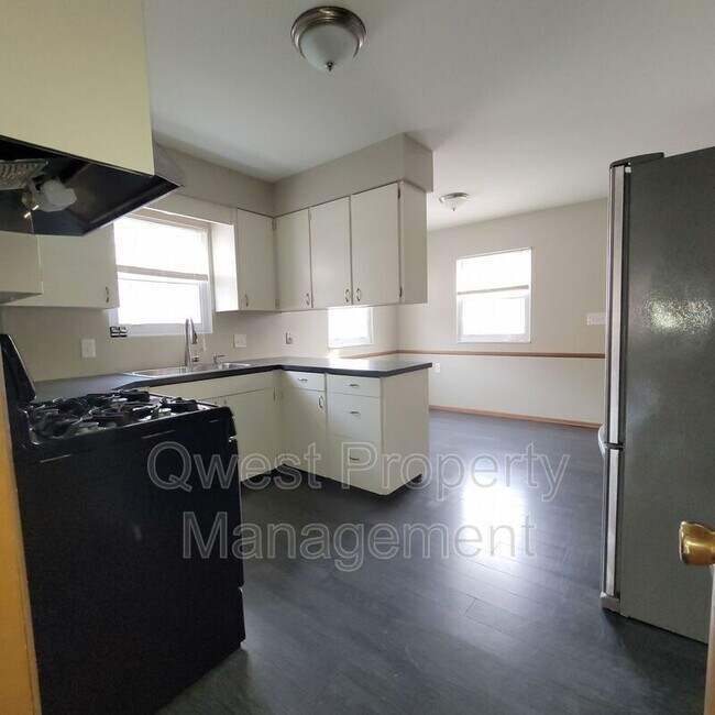 Foto del edificio - 1422 Edward Ave SE