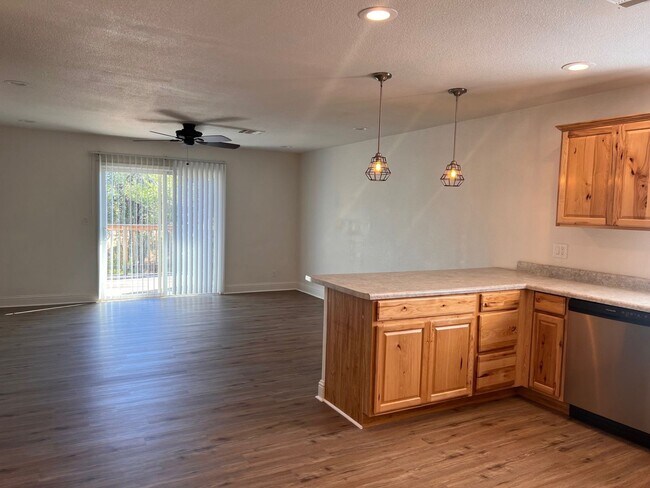 Foto del edificio - 3 Bedroom Home With Large Backyard on West Side