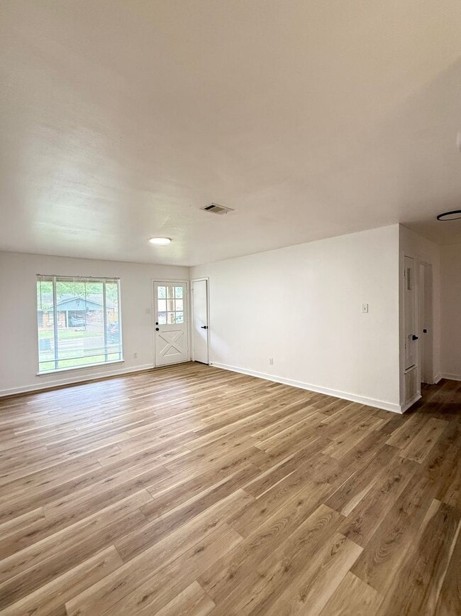 Building Photo - Beautiful Updated Property FOR RENT