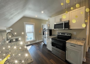 Building Photo - 1204 Manhattan St