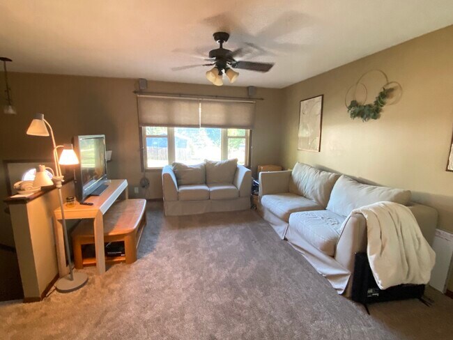 Sala de estar - 1400 Fairfield St
