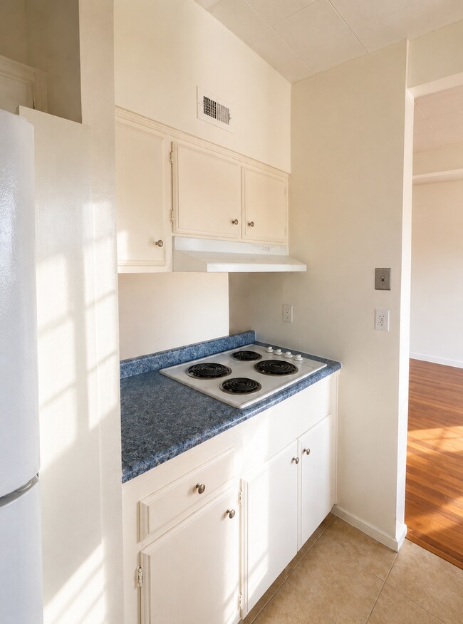 Foto del edificio - Charming 3 BD / 2 BA Home with Ample Natural Light and Spacious Backyard!