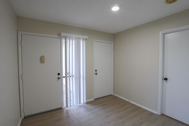 Building Photo - 5005 Ledgewood Way