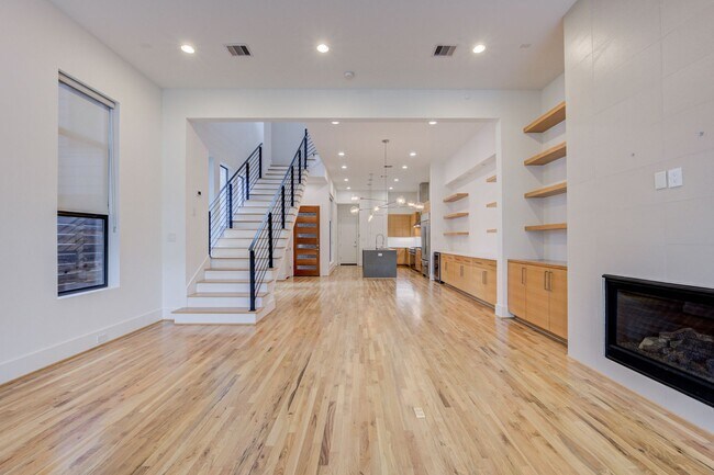 Building Photo - Gorgeous 4bed/ 4.5 bath Townhome!