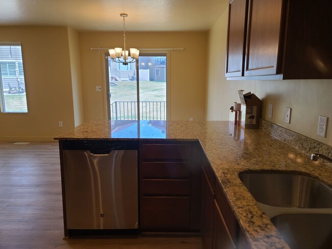 Building Photo - 3 Bed 2.5 Bath Available June 1st