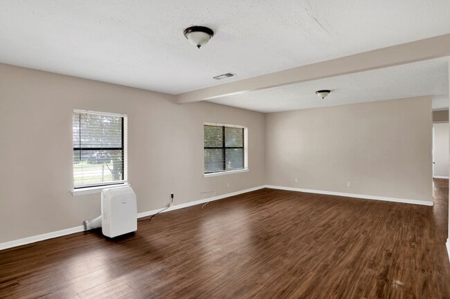 Building Photo - Spacious Home Minutes from Downtown Pensacola