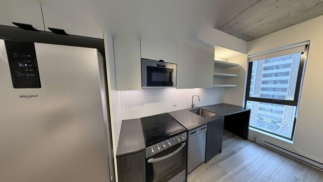 Interior Photo - 170 René-Lévesque