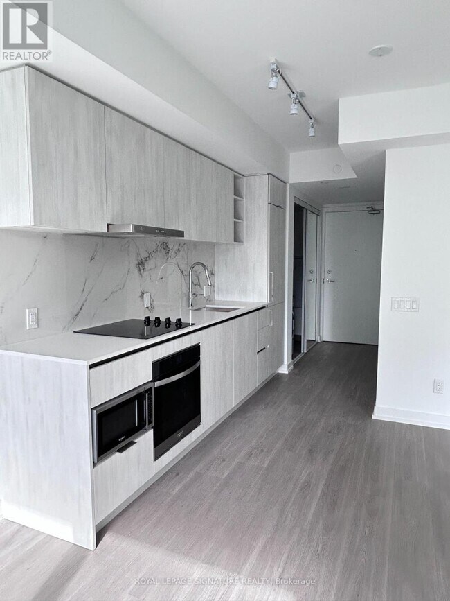 Photo du bâtiment - 8 Wellesley St W