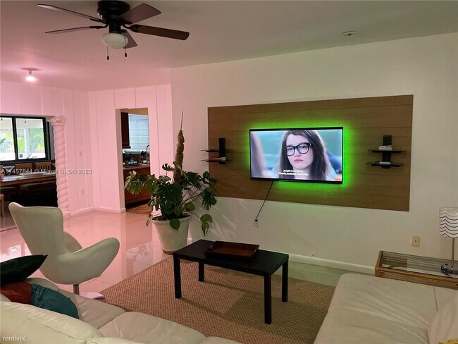 Foto del edificio - 4 br, 2.5 bath House - 2425 NW 132nd St