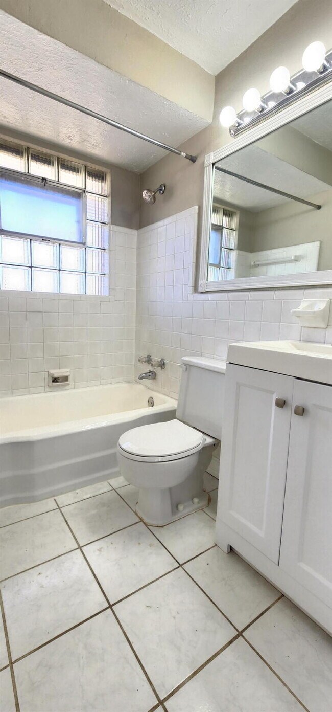 Foto del edificio - 3-Bedroom Home in Prime Affton Location with Modern Upgrades & Covered Deck