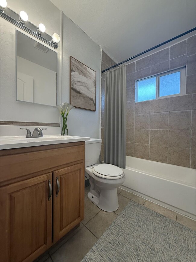 Foto del edificio - *1/2 Off 1st Months Rent!!! Two Bedroom Condominium for Rent in Gated Community!*