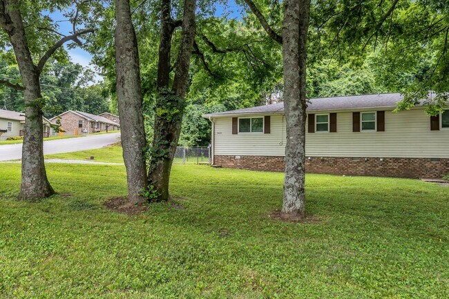 Building Photo - AVAILABLE JULY 10TH. 2 Bed 1 bath FOR LEASE in South Inglewood (East Nashville). $1750 Rent. Pets...
