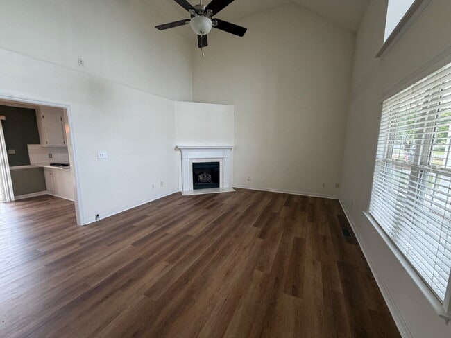 Building Photo - Updated 3 BR Home in Woodridge Estates~LAWN CARE INCLUDED