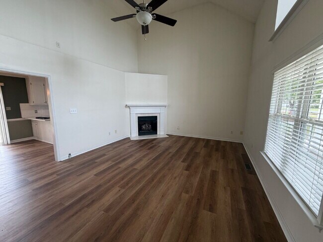 Foto del edificio - Updated 3 BR Home in Woodridge Estates~LAWN CARE INCLUDED