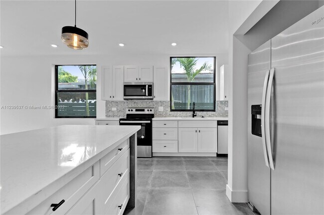 Foto del edificio - 2735-2737 SW 2nd St  2735 Miami Fl 33135