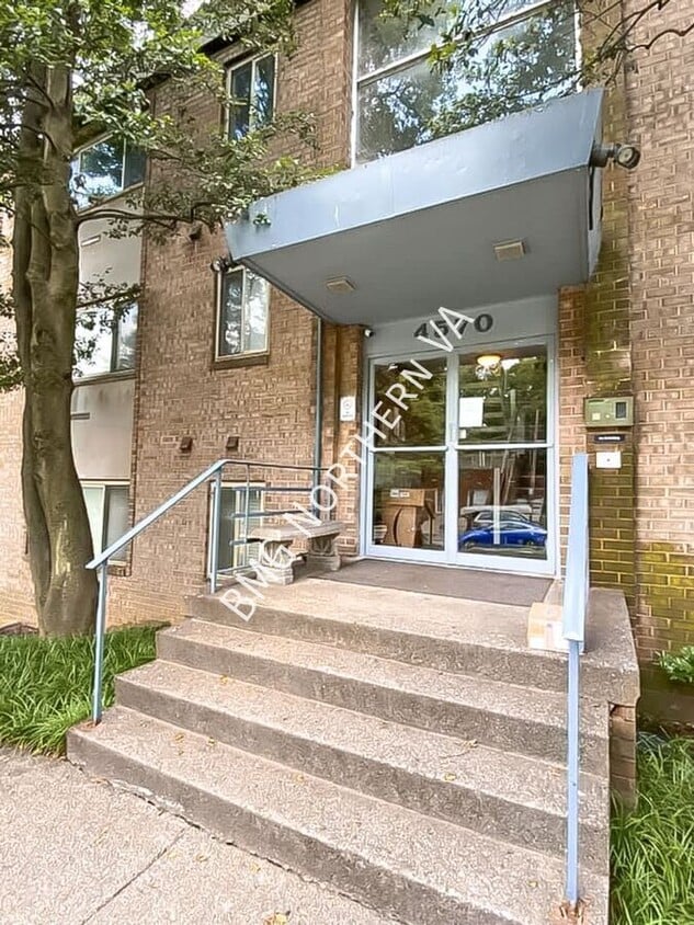 Photo - 4570 MacArthur Blvd NW-202