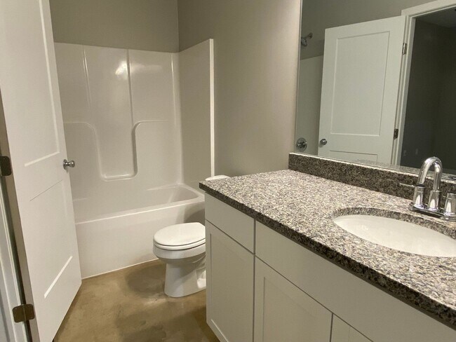 Foto del edificio - Large 4 Bedroom 2 bath Townhome !