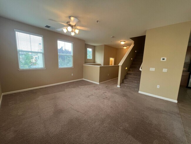 Building Photo - Spacious 3bed 2.5 bath available in Regency Park