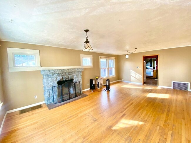 Building Photo - Cute and Cozy House, 3 Bed 2 Bath Home!