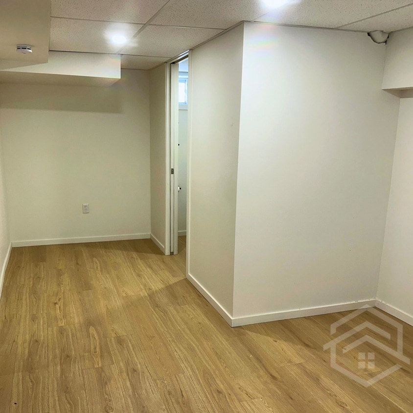 Building Photo - 1-Bedroom Unit Available in London!!